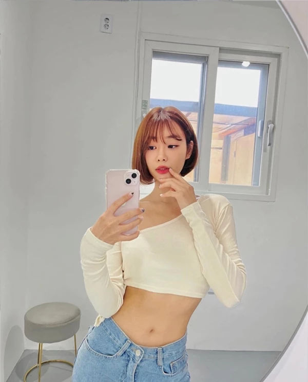 '요가 강사로 활동 중인' AOA 출신 유나, 크롭톱 입고 셀카 찍으며 '넘사벽' 몸매 뽐내 '요가 강사로 활동 중인' AOA 출신 유나, 크롭톱 입고 셀카 찍으며 '넘사벽' 몸매 뽐내