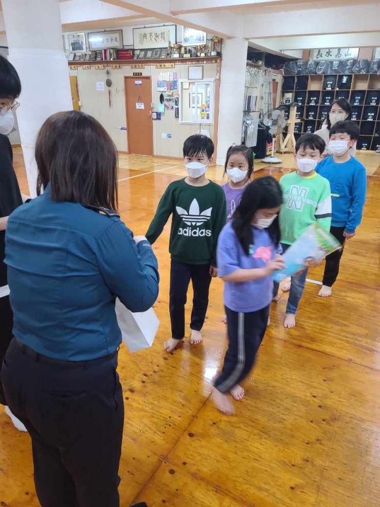  동래 래미안 아이파크 근처 해심검도관 학생부 경찰관에게 선물받다!
