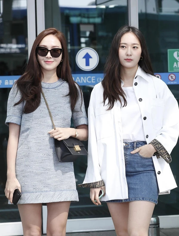 제시카 · 크리스탈, 어릴 적 사진 공개한 걸그룹 자매...지금과 똑닮은 미모로 관심 집중 제시카 · 크리스탈, 어릴 적 사진 공개한 걸그룹 자매...지금과 똑닮은 미모로 관심 집중