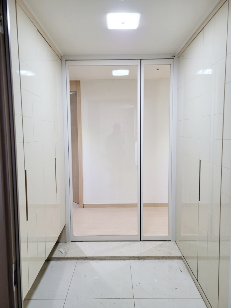  광교 써밋플레이스 화이트 여닫이 중문 설치후기