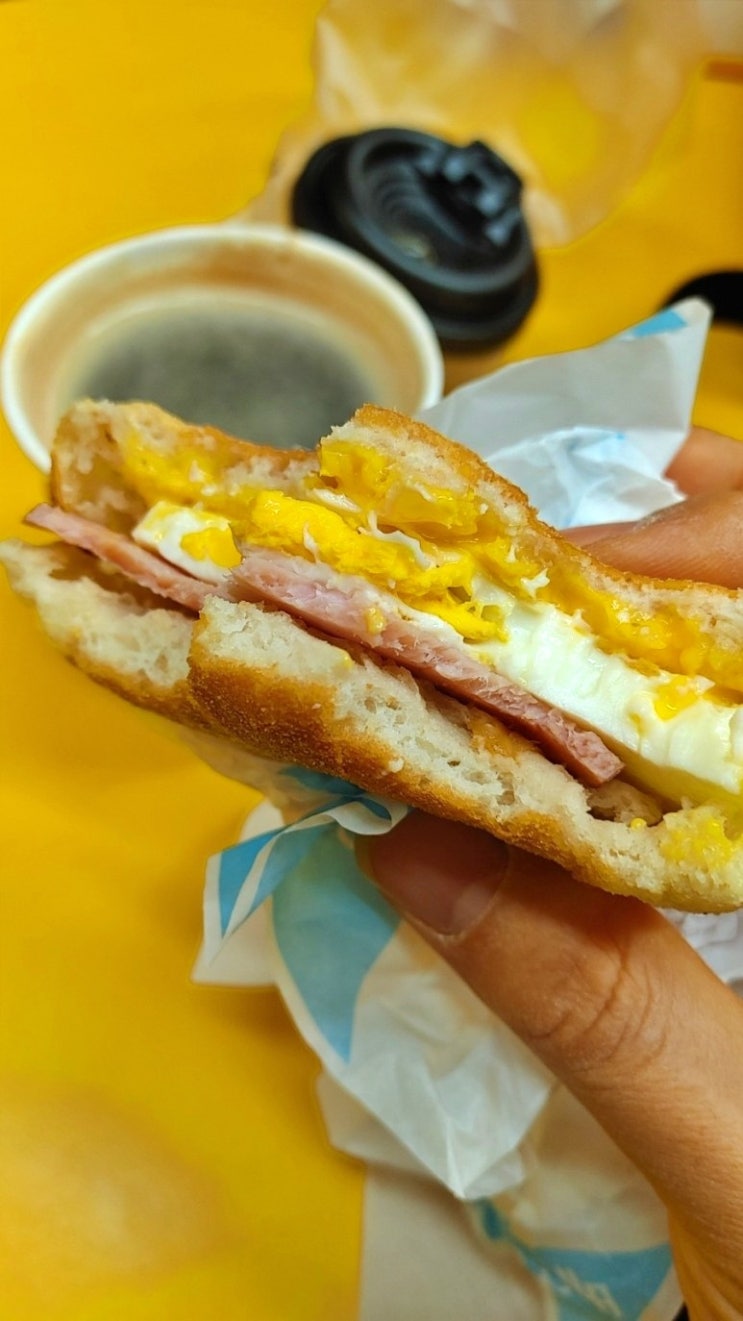 서울역 새벽풍경과 맥도널드 맥모닝세트 쫀득한 식감의 에그맥머핀과 진한 아메리카노