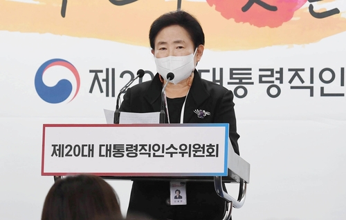 인수위 "코로나 없는듯 모든 방역조치 해제, 현명치 못해"