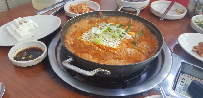 안양 메가트리아 아이에스비즈타워 인근 맛집 고기창고 김치찌게 7,000원