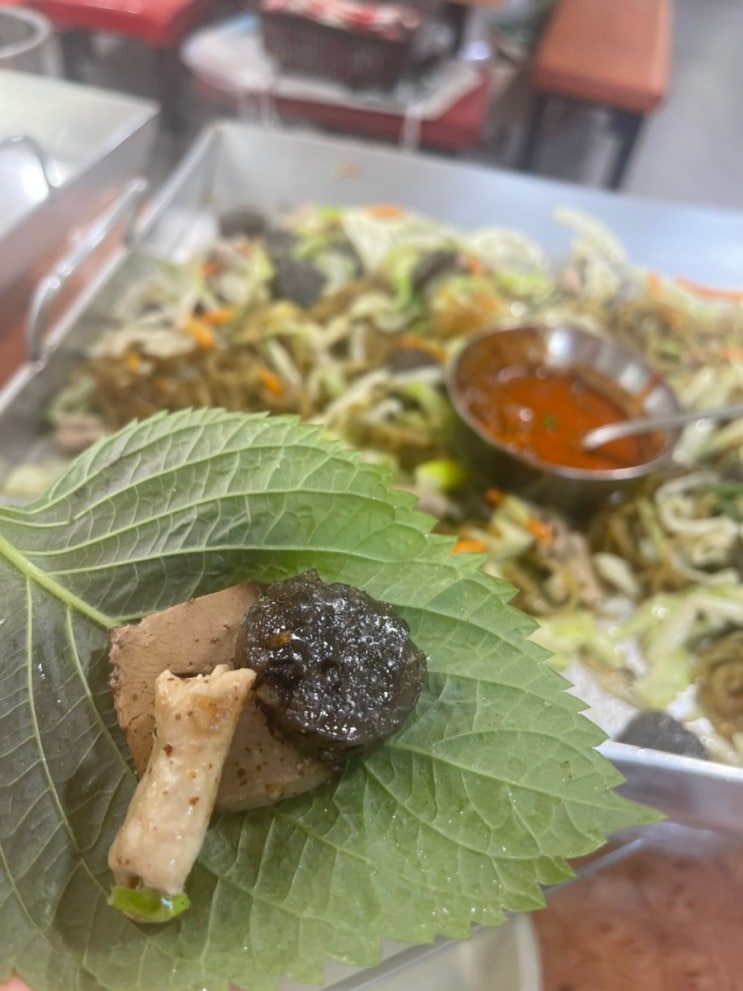  신림동이라면 순대타운은 가봐야하고, 순대타운이라면 백순대는 먹어봐야 한다