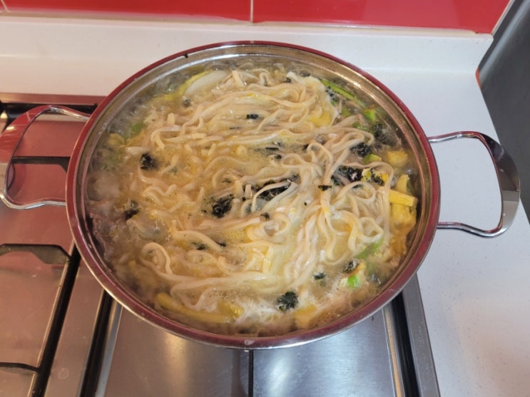  집밥일기(4/19)_전골냄비 한솥 칼국수를 먹다