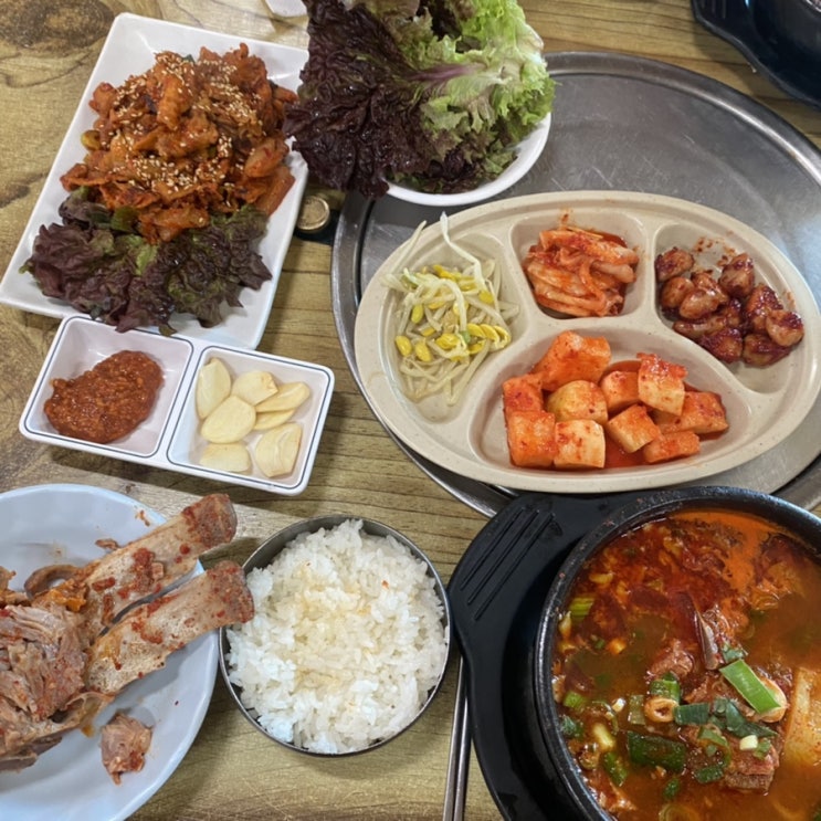  [압구정 감자탕 맛집] 신미식당 - 국물이 깊고 진한 감자탕과 쫄깃한 제육볶음 조합 기가 막히네!