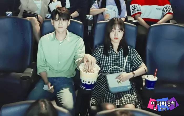  거리두기 완화로 '심야 영화' 상영 시작' 데이트준비물 콘돔 준비하자!