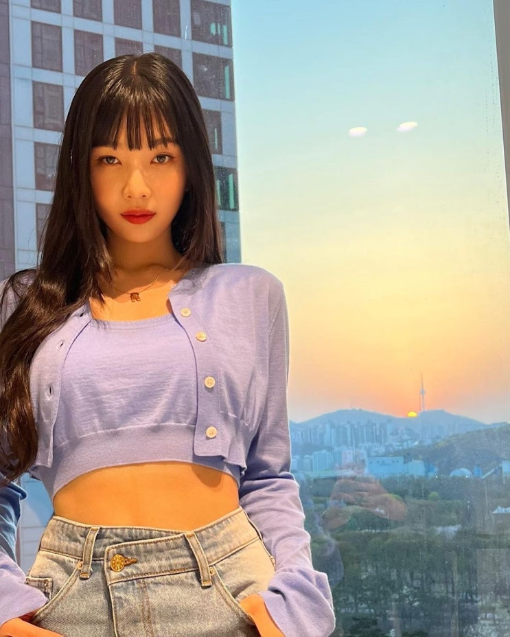 레드벨벳 조이, 뱅 헤어 긴머리 스타일에 니트 크롭톱과 볼레로 가디건 세트 조합 레드벨벳 조이, 뱅 헤어 긴머리 스타일에 니트 크롭톱과 볼레로 가디건 세트 조합