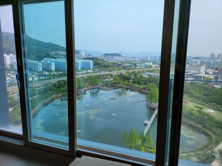  김해 연지공원 푸르지오 입주가구, 탁 트인 파크뷰에 잘 어울리는 손예진소파와 모던한 세라믹식탁