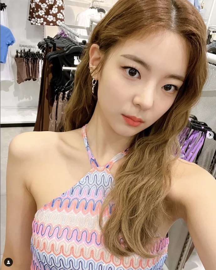 걸그룹 있지 리아, 매끈한 어깨 라인 드러낸 근접 셀카 청순하고 예쁜 비주얼 뽐내 걸그룹 있지 리아, 매끈한 어깨 라인 드러낸 근접 셀카 청순하고 예쁜 비주얼 뽐내