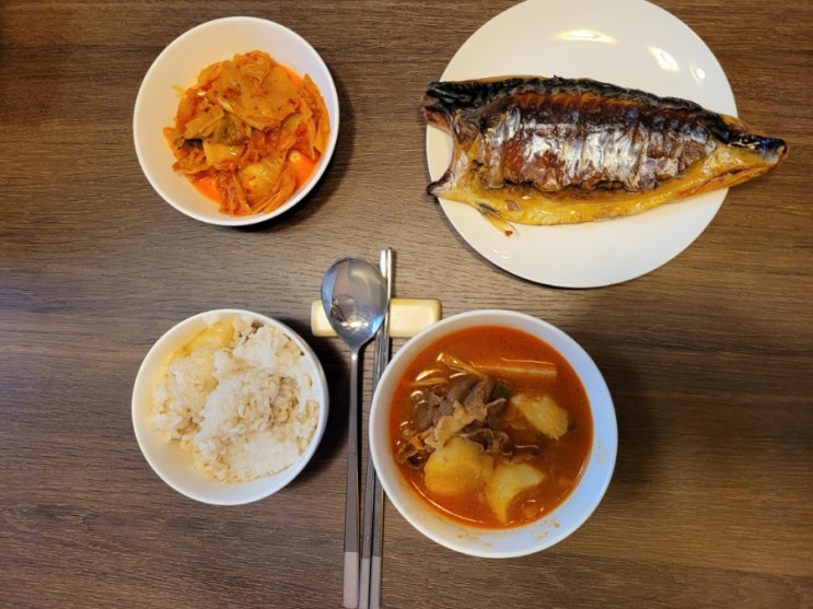 집밥일기(4/21)_심신이 지친 날에는 고추장찌개를