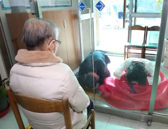 “석달 만에 뵌 어머니, 손 한번 잡았으면…” 요양병원 비접촉 면회는 재개 “석달 만에 뵌 어머니, 손 한번 잡았으면…” 요양병원 비접촉 면회는 재개