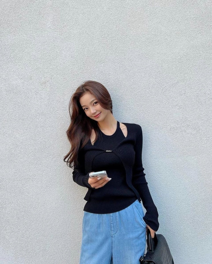 모델 이채은, 과감한 수영복 뒤태 공개하며 수영장에서 여유로운 한때 보내는 중 모델 이채은, 과감한 수영복 뒤태 공개하며 수영장에서 여유로운 한때 보내는 중