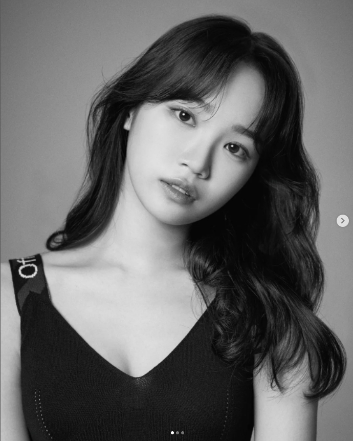 르세라핌 김채원, 검은색 드레스 입은 채 발랄한 표정...너무 마른 극세사 몸매 르세라핌 김채원, 검은색 드레스 입은 채 발랄한 표정...너무 마른 극세사 몸매