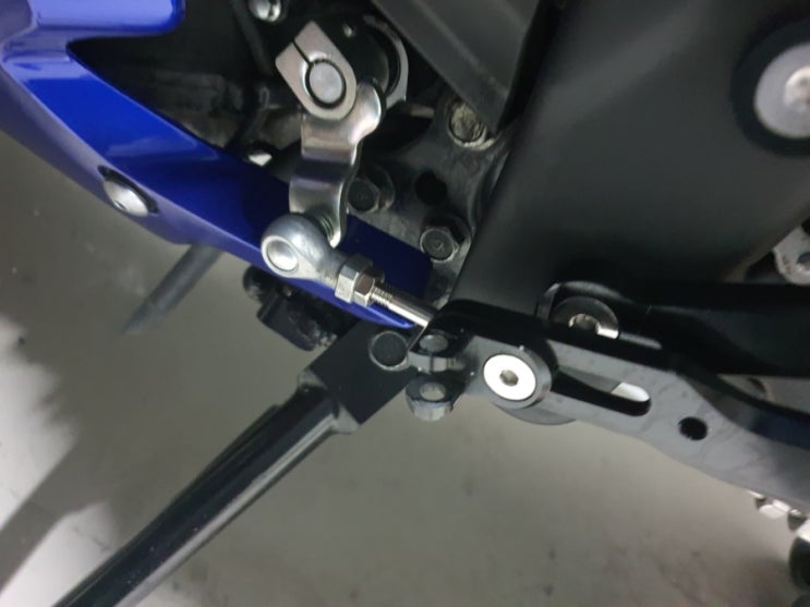  YZF-R3 2020 - 알리발 백스텝 장착시 주의