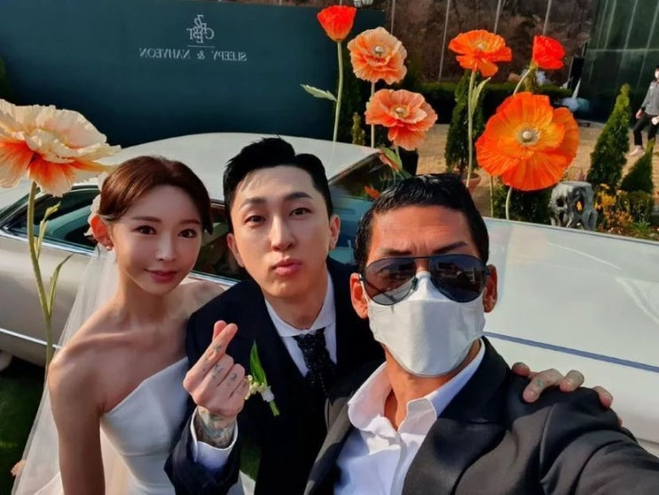 가수 슬리피, 비공개 8살 연하의 신부 공개...반려견과 함께 찍은 가족사진 올려 가수 슬리피, 비공개 8살 연하의 신부 공개...반려견과 함께 찍은 가족사진 올려