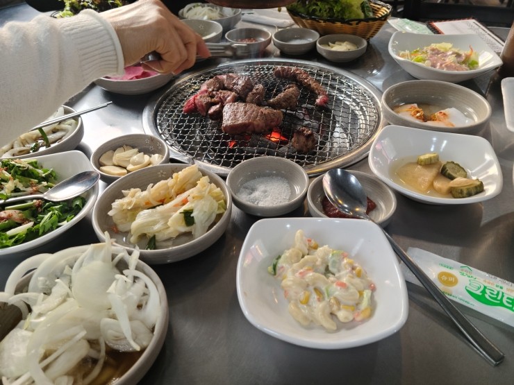  강원도 홍천에서 한우 맛집인 [홍천사랑말한우식당] 입니다.