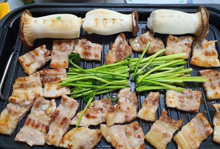  미나리 삼겹살 연기 없이 안방 그릴로 먹었습니다.