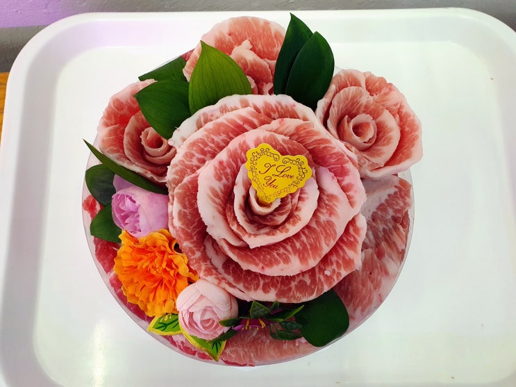  건대입구역 맛집 소반돼지반 고기케이크와 다양한 고기 판매중