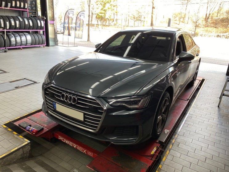  아우디 A6 C8 225 55 18 사계절 또는 올웨더 타이어로 교체하세요.