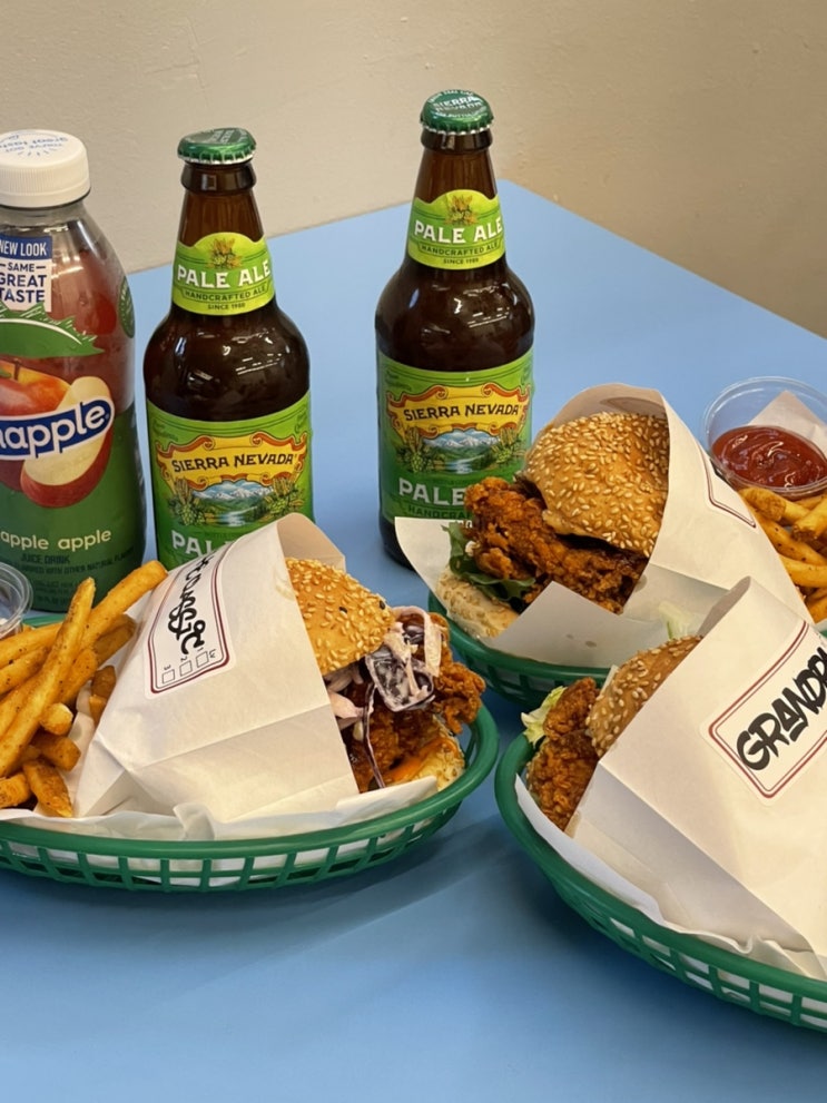  성수 버거 맛집 롸카두들 내쉬빌 핫치킨 성수점 메뉴 추천 (더클래식, 그랜파, 포포)