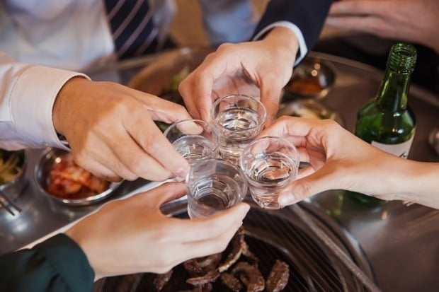 소주 마시면서 다이어트한다고?…'살 안찌게' 술 먹는 '꿀팁' 소주 마시면서 다이어트한다고?…'살 안찌게' 술 먹는 '꿀팁'