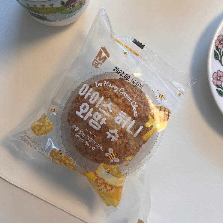  메가커피 아이스 허니 와앙 슈 400원에 사 먹은 후기(가격 2400원)