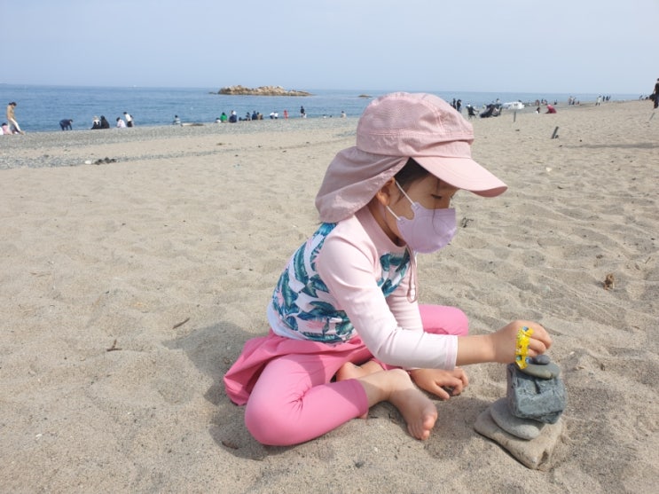  경주 동해 몽돌 바다 문무대왕릉 봉길 대왕암 해변 아이와 모래 놀이 가볼만한곳_ 갈매기 밥 주기