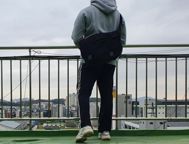 남자 옷 코디 : 검흰 트레이닝바지 어글리슈즈 남자 옷 코디 : 검흰 트레이닝바지 어글리슈즈