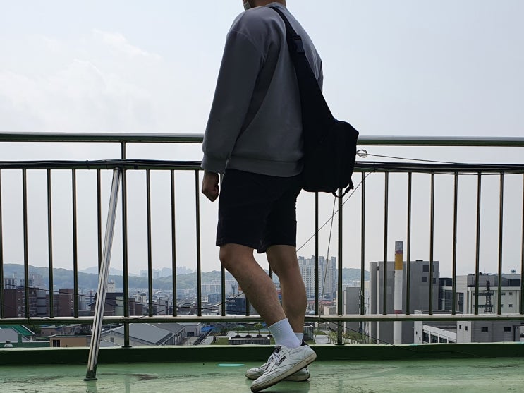 남자 옷 코디 : 리복 검흰 스니커즈에 검은색 반바지 남자 옷 코디 : 리복 검흰 스니커즈에 검은색 반바지