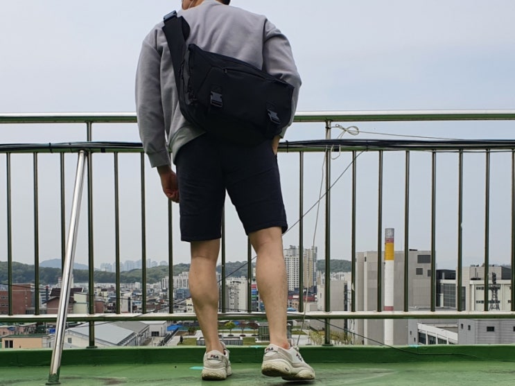 남자 옷 코디 : 휠라 어글리 슈즈 검은색 반바지 남자 옷 코디 : 휠라 어글리 슈즈 검은색 반바지