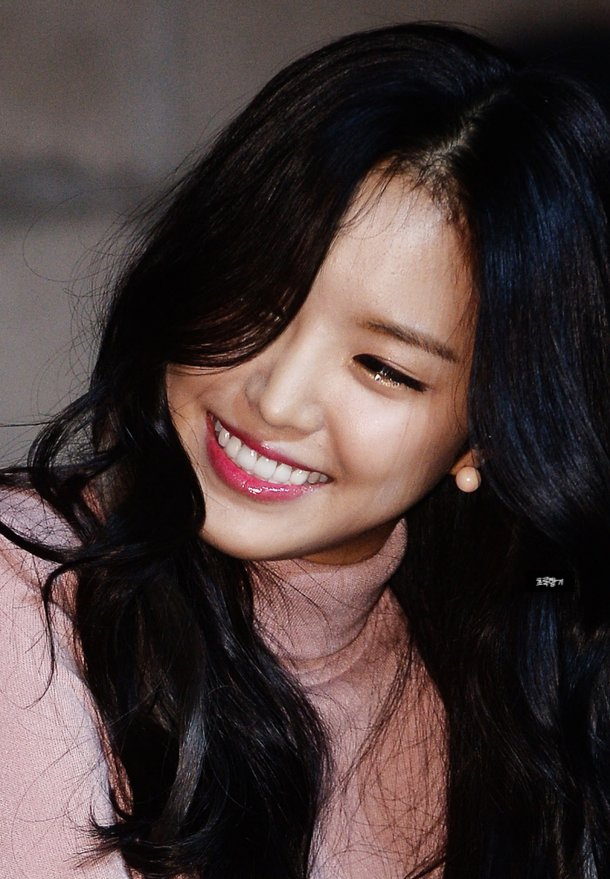 에이핑크 출신 손나은 미국 일정을 마치고 입국 YG로 이적후 본격 배....