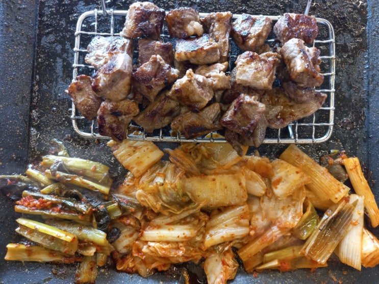 맛깔나게 구워줘요  김장하는고깃집향산리