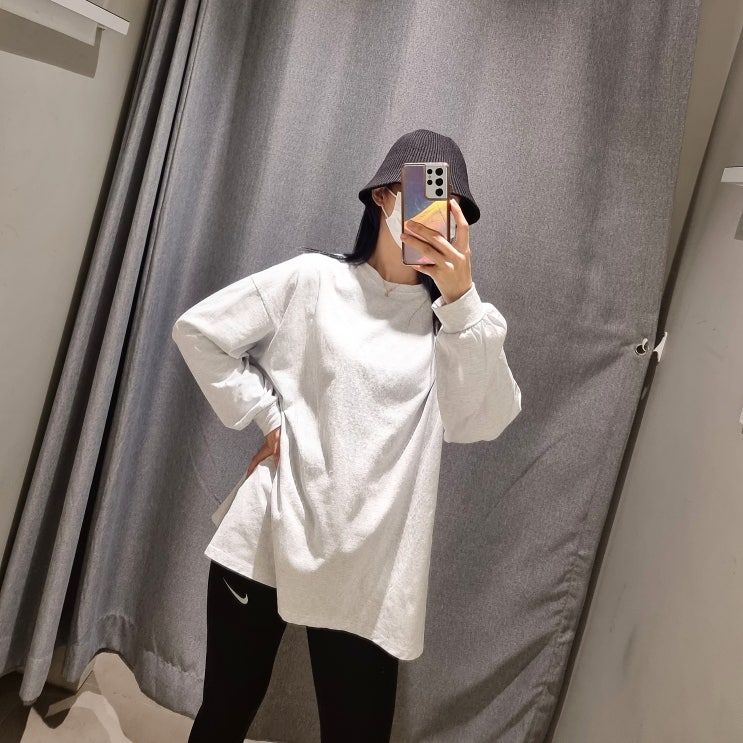여성 루즈핏 티셔츠 기본 스타일로 트임 있는 디테일이 좋아 여성 루즈핏 티셔츠 기본 스타일로 트임 있는 디테일이 좋아