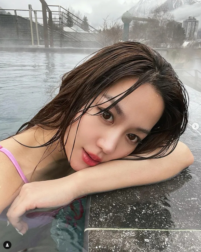 배우 김희정, 프랑스 몽블랑 샤모니 설산 한 가운데 수영장에서 여유로운 일상
