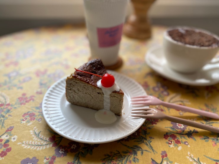[부산 영도 카페] 흰여울문화마을에서 만난 인생샷 명소, 핑쿠핑쿠한 영도 핫플, 흰여울비치