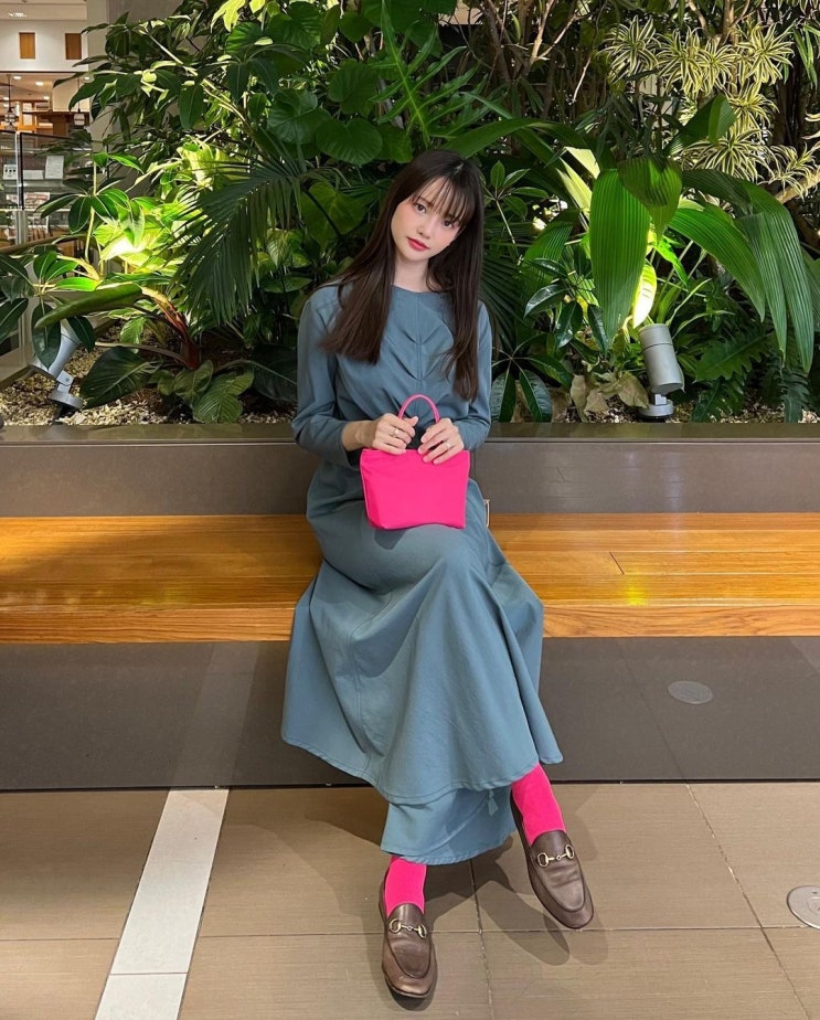 배우 하연수, 실내에서 예쁜 드레스 입고 포즈...작은 머리가 시선 사로 잡는다 배우 하연수, 실내에서 예쁜 드레스 입고 포즈...작은 머리가 시선 사로 잡는다