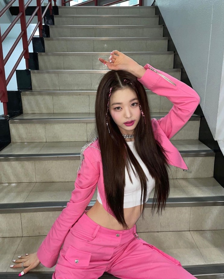 걸그룹 아이브 멤버 장원영, 흰 티에 핑크 재킷을 레이어드 해 핑크빛 무드 연출 걸그룹 아이브 멤버 장원영, 흰 티에 핑크 재킷을 레이어드 해 핑크빛 무드 연출