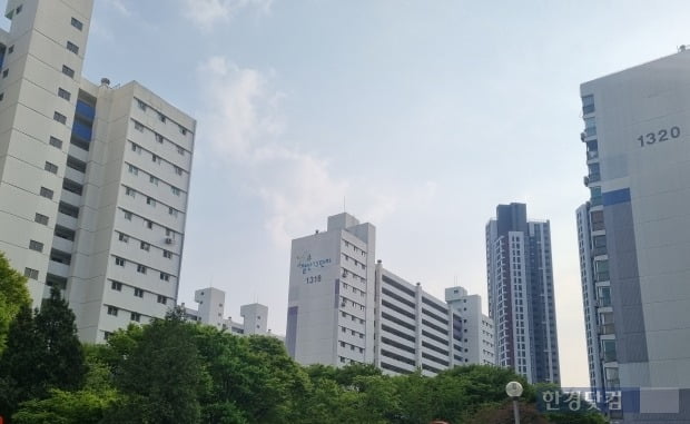 입주 한 달 만에 전셋값 2억 '뚝'…매물 넘치는 광명 아파트 입주 한 달 만에 전셋값 2억 '뚝'…매물 넘치는 광명 아파트