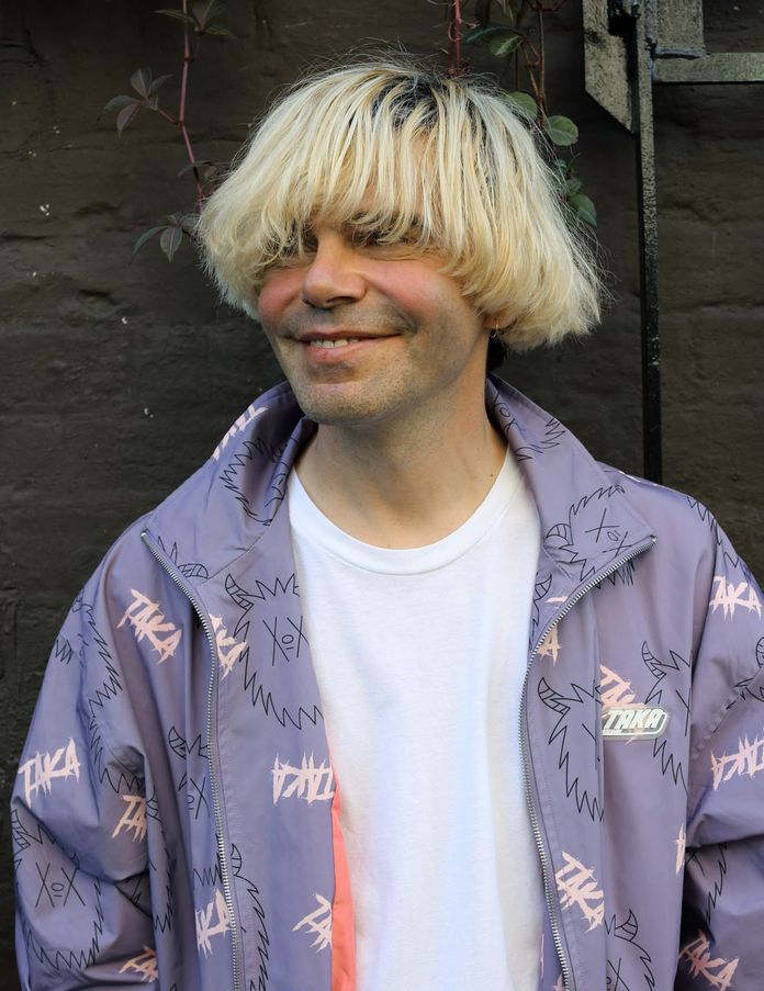 Tim Burgess, 'Here Comes the Weekend' 새로운 음악 비디오 영상