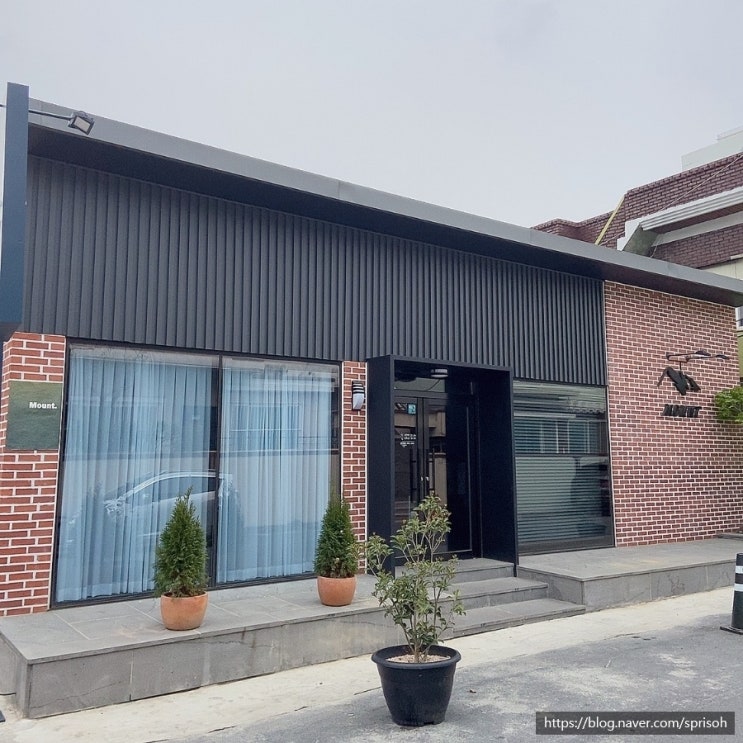  멋진 벽돌외관과 테라스가 있는 크로플 맛집 마산 구암동 카페[마운트]