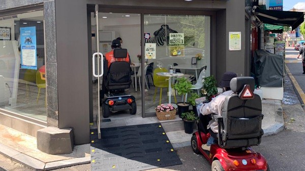 [뉴스]50 이상 신축·개축 식당·카페에도 장애인 경사로 의무설치