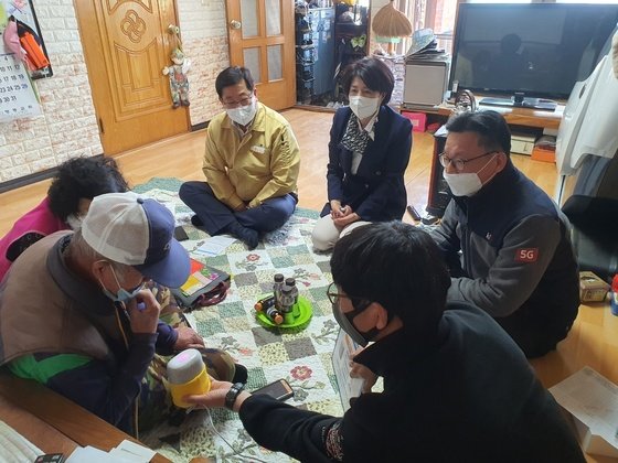 "지니야 살려줘" 독거노인 외치면 KT 텔레캅 뜬다…사투리까지 척척(종합) "지니야 살려줘" 독거노인 외치면 KT 텔레캅 뜬다…사투리까지 척척(종합)