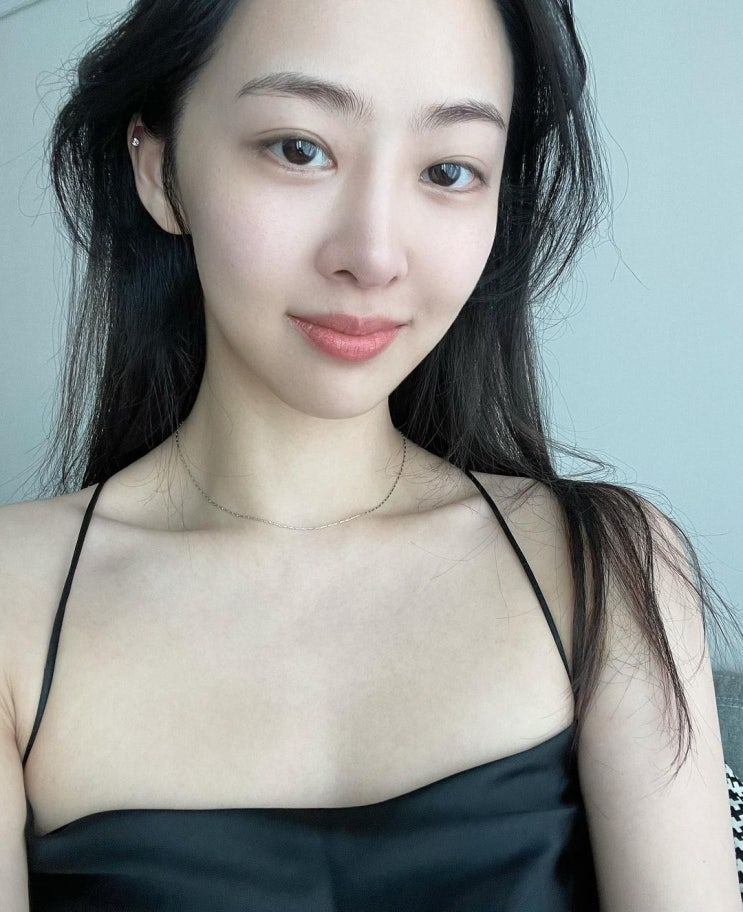 그룹 씨스타 출신 다솜, 어깨 라인 드러낸 슬립 드레스 입고 과감한 자태가 눈길 그룹 씨스타 출신 다솜, 어깨 라인 드러낸 슬립 드레스 입고 과감한 자태가 눈길