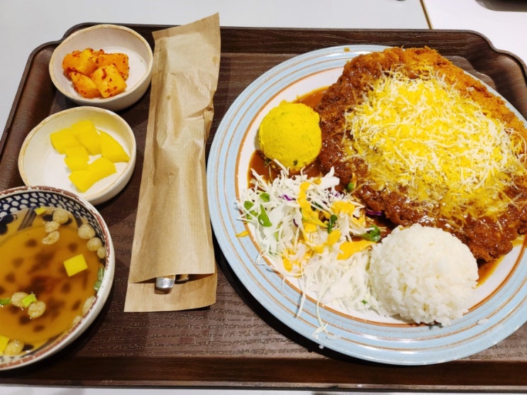  더 현대 서울 맛집   22 푸드 트럭 플라자 먹거리들  - 돈까스 1985 , 라멘짱, 탕미엔 ,올때 바나나