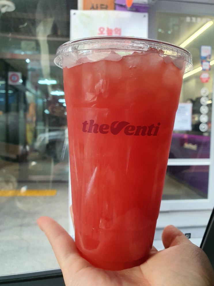  사이즈 큰 커피 더벤티 충주 칠금점 신메뉴 찐수박 딸기밀크티