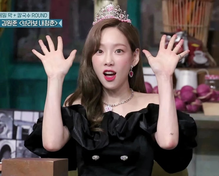 소녀시대 태연 인스타, 스카프 한 장으로 상체 가려 벗겨질 듯...아슬아슬하다 소녀시대 태연 인스타, 스카프 한 장으로 상체 가려 벗겨질 듯...아슬아슬하다