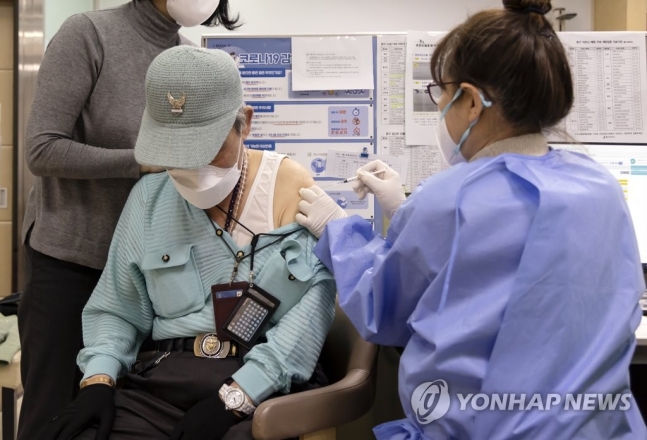 4차접종시 사망 확실히 감소…"코로나 한국서도 풍토병화 예상"