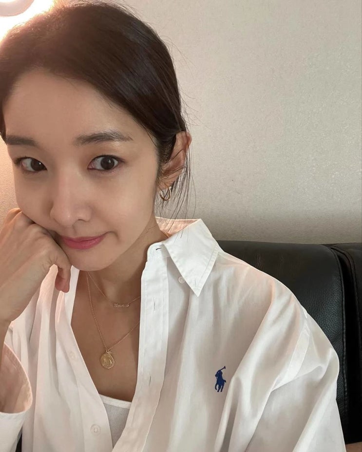 배우 김빈우, 길바닥에 무릎 꿇고 인증샷...몸매에 쏟아진 관심 "반응 폭발했다" 배우 김빈우, 길바닥에 무릎 꿇고 인증샷...몸매에 쏟아진 관심 "반응 폭발했다"