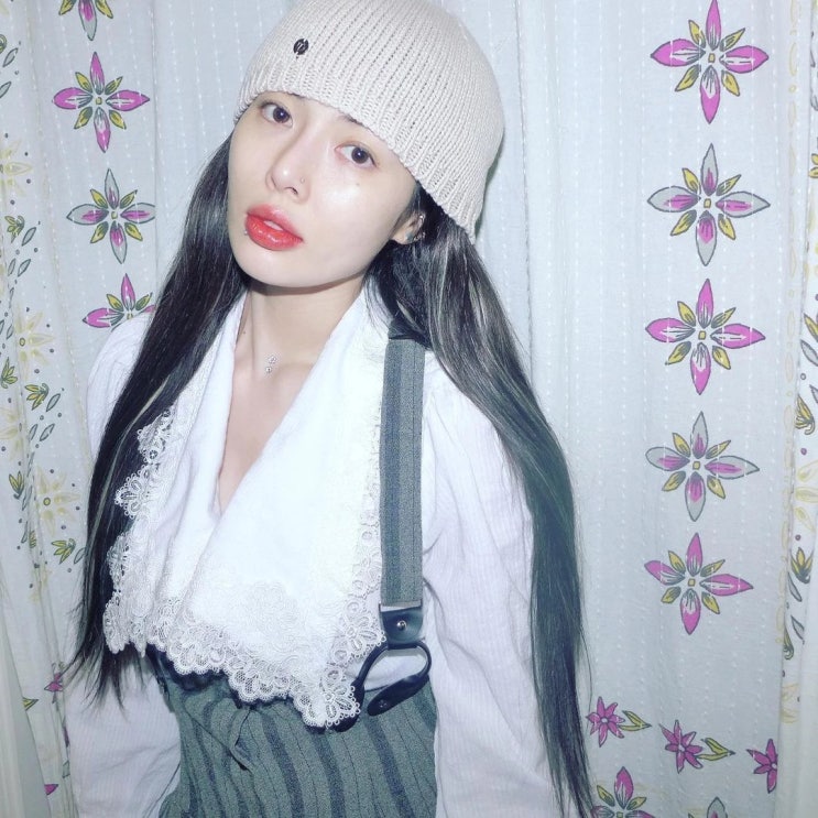 '던' 가수 현아, 튜브톱 사이로 드러난 상반신 가슴골 "파격 노출에 입 틀어 막았다" '던' 가수 현아, 튜브톱 사이로 드러난 상반신 가슴골 "파격 노출에 입 틀어 막았다"